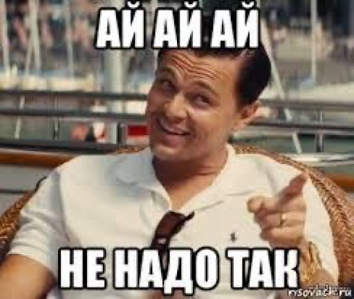 Мужчина смеется над персонализированным мемом, созданным по фото